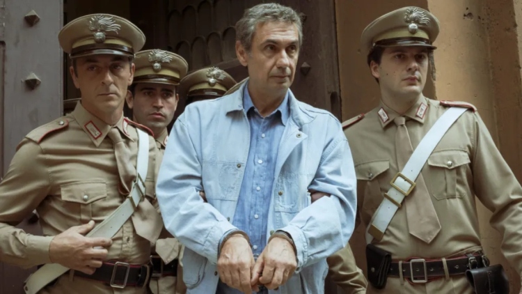 Portobello: Η σειρά για τον «βασιλιά» της ιταλικής τηλεόρασης που κατηγορήθηκε άδικα για διασυνδέσεις με τη μαφία