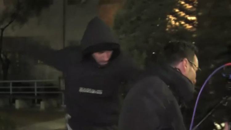 Χούλιγκανς επιτέθηκαν σε δημοσιογράφους σε ζωντανή μετάδοση έξω από το «Παπαγεωργίου», βίντεο
