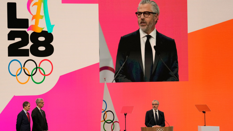 «Τι πρέπει να κάνω για να σε δω με στενό δερμάτινο;»: Τα... ροζ μηνύματα του επικεφαλής της επιτροπής Λος Άντζελες 2028 στην Γκισλέιν Μάξγουελ