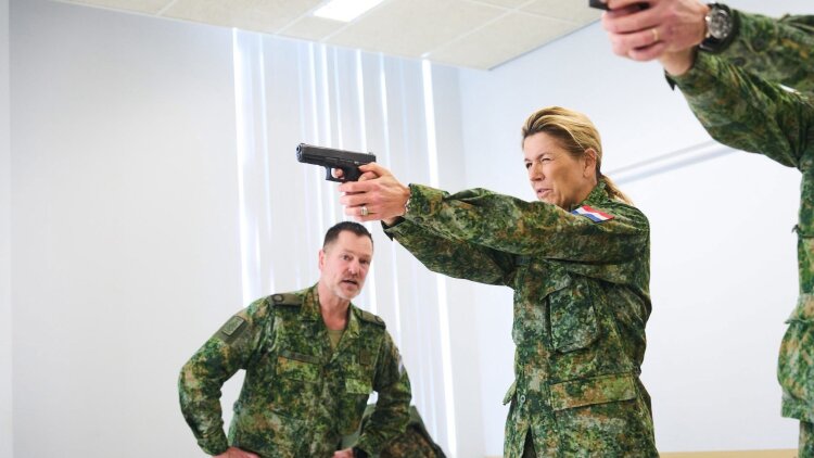 Η βασίλισσα Μάξιμα ξεκίνησε εκπαίδευση για να ενταχθεί ως έφεδρος στον στρατό της Ολλανδίας, δείτε βίντεο