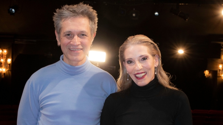 Αιμίλιος Χειλάκης: Εισέβαλε η αστυνομία στο θέατρο κατά τη διάρκεια της παράστασης με την Αθηνά Μαξίμου