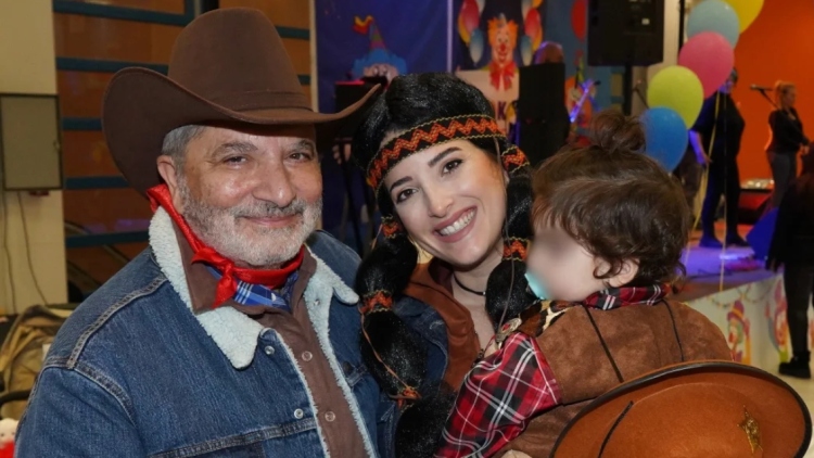 Ο Γιώργος Πατούλης ως καουμπόης και η Νάνσυ Κοιλού ως Ποκαχόντας σε αποκριάτικη γιορτή