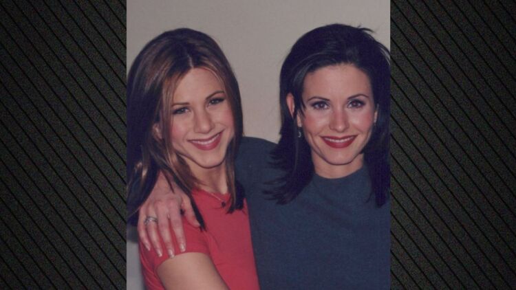 Η Τζένιφερ Άνιστον και η Κόρτνεϊ Κοξ αγκαλιά σε μία  φωτογραφία από τα παλιά 