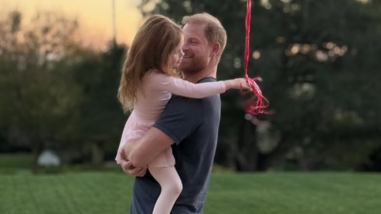 Η Μέγκαν Μαρκλ φωτογραφίζει τον πρίγκιπα Χάρι και την κόρη τους