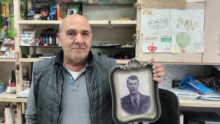 Δεν έκανε ποτέ πίσω και δεν φοβόταν, λέει ο Θρασύβουλος Μαράκης που αναγνώρισε τον παππού του στις φωτογραφίες από την εκτέλεση στην Καισαριανή