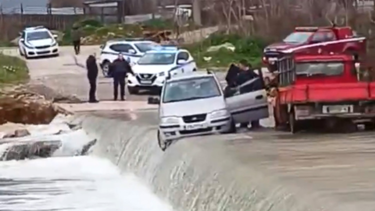 Οδηγός επιχείρησε να διασχίσει ρέμα στην Αλεξανδρούπολη με το αυτοκίνητο και εγκλωβίστηκε, δείτε βίντεο 