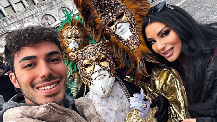 Η Πόπη Μαλλιωτάκη ταξίδεψε με τον γιο της στη Βενετία για το καρναβάλι