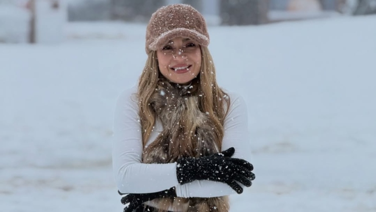 Η Αποστολία Ζώη ταξίδεψε στα Καλάβρυτα και πόζαρε στα χιόνια