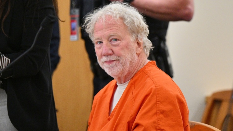 Ο Τίμοθι Μπάσφιλντ δήλωσε αθώος στο δικαστήριο για τις τέσσερις κατηγορίες σεξουαλικής επαφής με ανήλικο