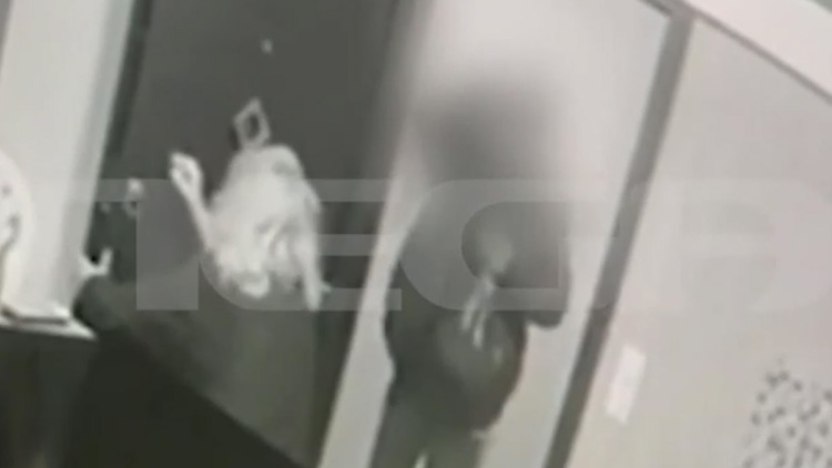 Χαστούκιζε τη μητέρα της 25χρονης ΑμεΑ που τον κατήγγειλε για σεξουαλική κακοποίηση ο 64χρονος στην Κυψέλη, βίντεο ντοκουμέντο