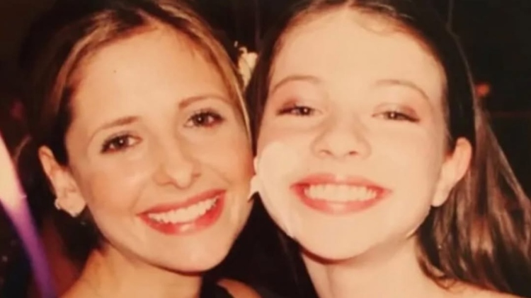 H Σάρα Μισέλ Γκέλαρ τιμά τη Μισέλ Τράχτενμπεργκ έναν χρόνο μετά τον θάνατό της: Θα φροντίσουμε να σε θυμούνται όλοι