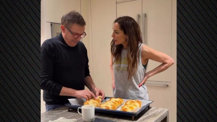 Η Δέσποινα Βανδή μπήκε στην κουζίνα και έφτιαξε τσουρέκια με τον Κώστα Καπετανίδη, δείτε βίντεο
