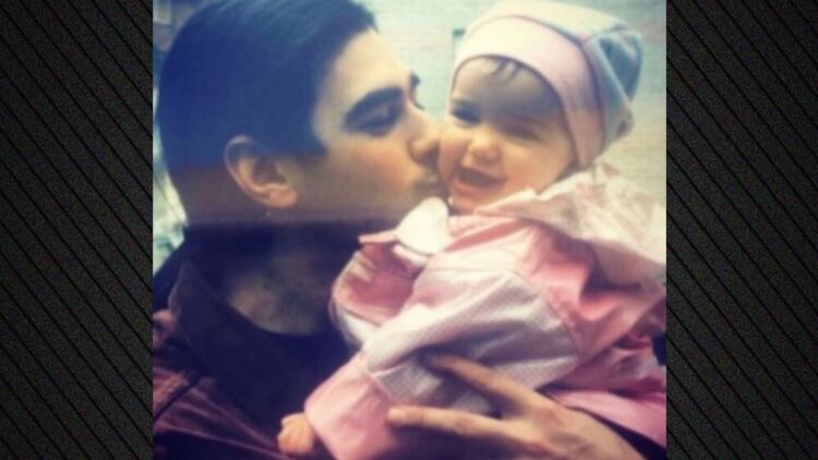 Ντούα Λίπα: Οι φωτογραφίες από την παιδική της ηλικία στην αγκαλιά του πατέρα της