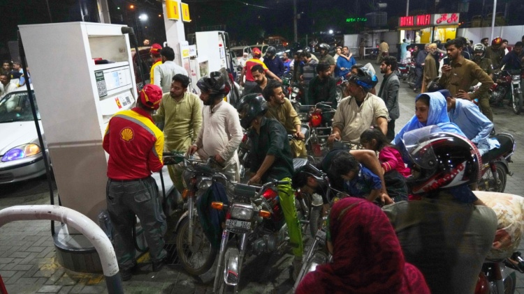 Ουρές στα πρατήρια καυσίμων στο Πακιστάν μετά την αύξηση 20% στις τιμές που ανακοίνωσε η κυβέρνηση, δείτε βίντεο 