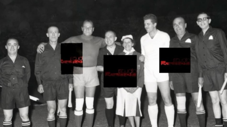 Ο Αυλωνίτης σε μία αδημοσίευτη φωτογραφία από φιλικό αγώνα ποδοσφαίρου με πρωταγωνιστές του ελληνικού σινεμά