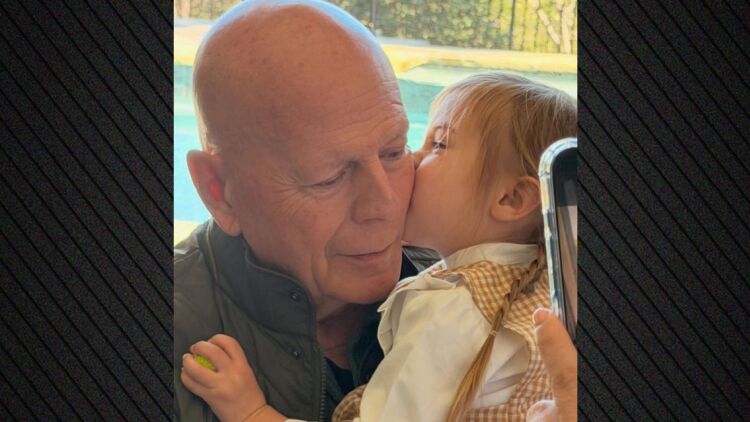 Η Ντέμι Μουρ φωτογραφίζει τον Μπρους Γουίλις με την εγγονή του και του εύχεται για τα γενέθλιά του