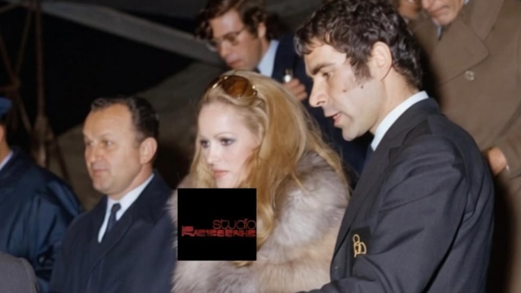 Η Ούρσουλα Άντρες σε μία αδημοσίευτη φωτογραφία από την επίσκεψή της στην Αθήνα το 1971