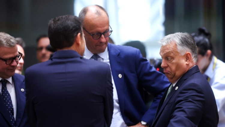 Ο Μερτς καταγγέλλει τον Όρμπαν για «κατάφωρη ανεντιμότητα» στην υπόθεση του δανείου στην Ουκρανία 