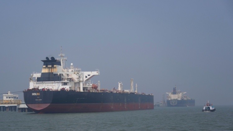 Οι ΗΠΑ άρουν για 30 ημέρες ορισμένες κυρώσεις για το ιρανικό πετρέλαιο