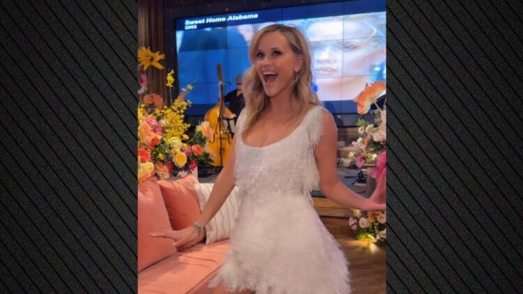 Το πάρτι της Ρις Γουίδερσπουν για τα 50ά της γενέθλια: Το φόρεμα με τα κρόσσια και οι αγκαλιές με τα τρία παιδιά της