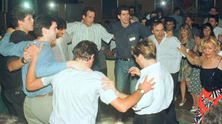 Όταν η Μαρινέλλα χόρευε με Χριστοδούλου, Γιαννάκη, Καμπούρη στο γλέντι της Εθνικής μετά τη νίκη στα ημιτελικά του Ευρωμπάσκετ 1989