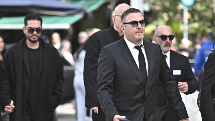 Ποιοι επώνυμοι δίνουν το παρών στο λαϊκό προσκύνημα για τη Μαρινέλλα, δείτε βίντεο και φωτογραφίες