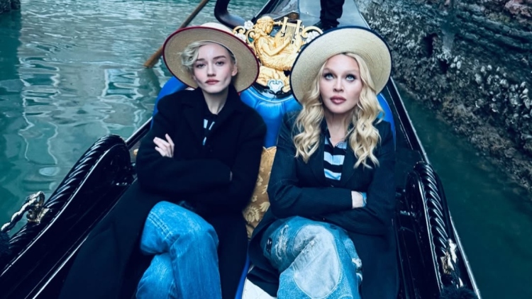 Οι φωτογραφίες της Μαντόνα με την Τζούλια Γκάρνερ από τη Βενετία: Είχε πλάκα, γράφει