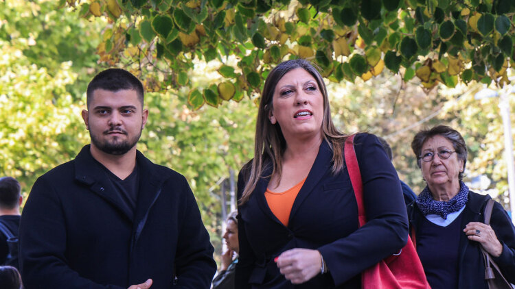 Δήλωσε αποχή η πρόεδρος του δικαστηρίου στη δίκη για τα βίντεο στα Τέμπη λόγω της συμπεριφοράς της Κωνσταντοπούλου: «Έχω δεχθεί πολλές προσβολές»