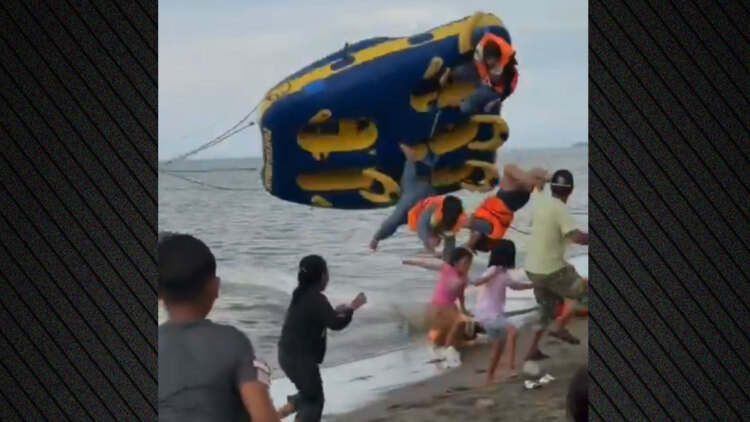 Δείτε βίντεο: Η στιγμή που επιβαίνοντες σε φουσκωτό εκτοξεύονται στον αέρα σε παραλία της Ινδονησίας, κινδύνευσαν παιδιά