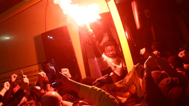 «Νάτοι, νάτοι οι πρωταθλητές»: Αποθέωση στην ΑΕΚ μετά το «διπλό» τίτλου στο Καραϊσκάκης, δείτε βίντεο και φωτογραφίες