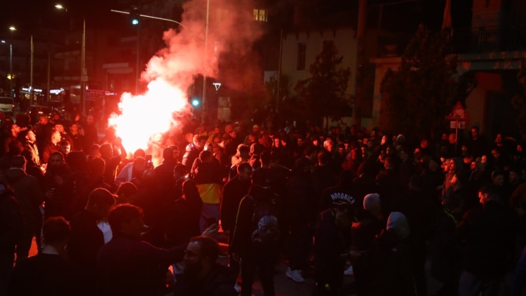 «Νάτοι, νάτοι οι πρωταθλητές»: Αποθέωση στην ΑΕΚ μετά το «διπλό» τίτλου στο Καραϊσκάκης, δείτε βίντεο και φωτογραφίες