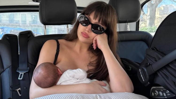 Ούρσουλα Κορμπερό: Η στιγμή που θηλάζει τον γιο της, δείτε τη φωτογραφία