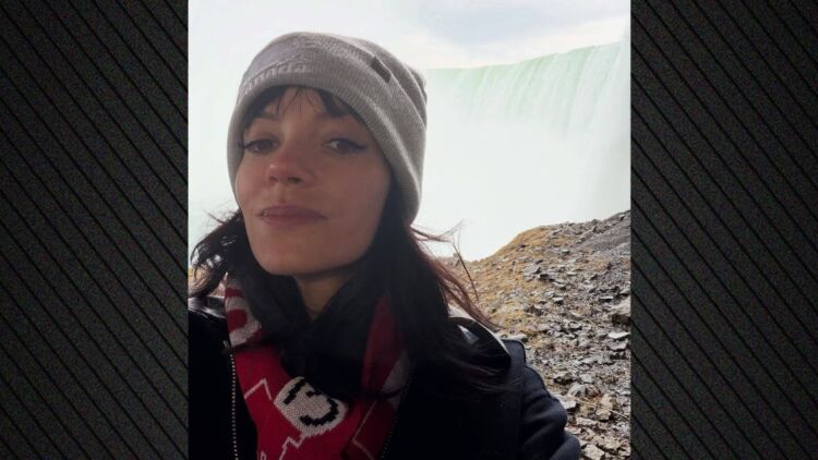 Η Λίλι Άλεν ποζάρει με φόντο τους καταρράκτες του Νιαγάρα