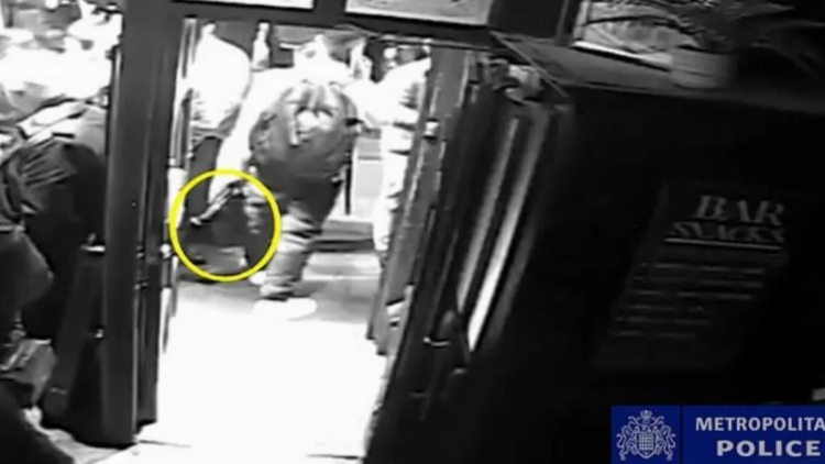 Καρέ καρέ η στιγμή που Αλγερινός κλέβει τσάντα χωρίς να γνωρίζει ότι έχει μέσα αυγό Fabergé αξίας 2 εκατ. ευρώ