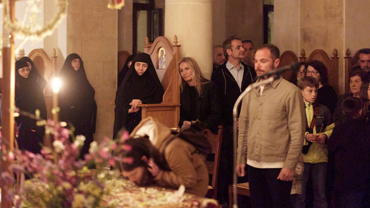 Ο Κυριάκος Μητσοτάκης και η σύζυγός του Μαρέβα στην Ακολουθία και την περιφορά του Επιταφίου στα Χανιά, δείτε φωτογραφίες