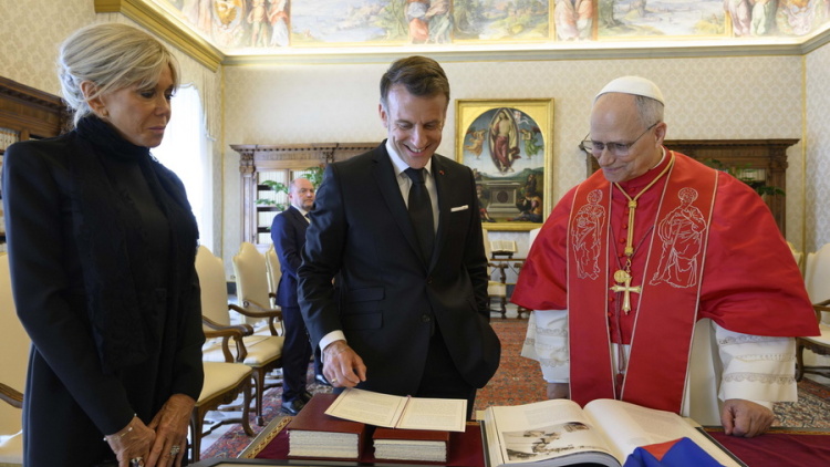 Φανέλα μπάσκετ, ιστορικός χάρτης και βιβλία: Τα συμβολικά δώρα του Μακρόν στον Πάπα