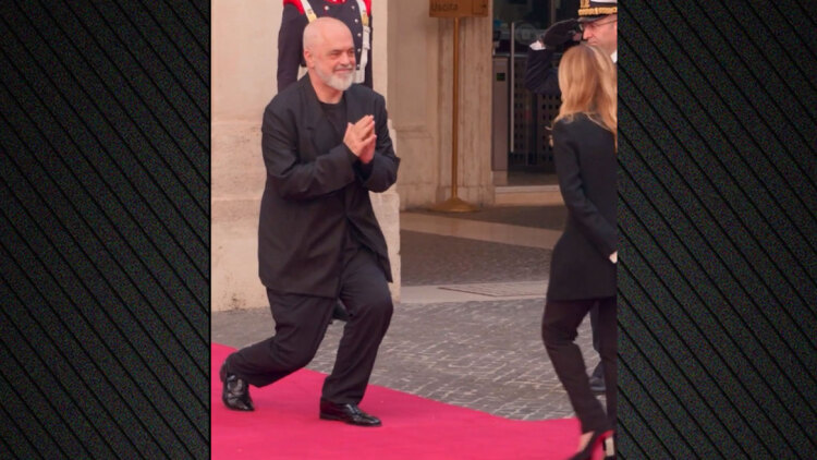 Το έκανε πάλι ο Ράμα: Γονάτισε ξανά μπροστά στην Μελόνι κατά την επίσκεψή του στην Ιταλία, δείτε βίντεο