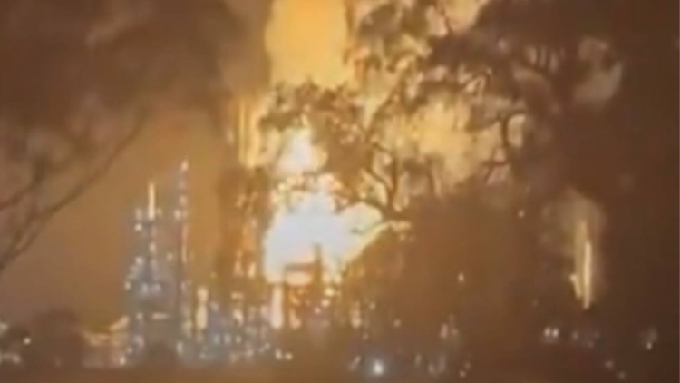 Μεγάλη πυρκαγιά σε διυλιστήριο που καλύπτει το 10% των καυσίμων της Αυστραλίας, δείτε βίντεο