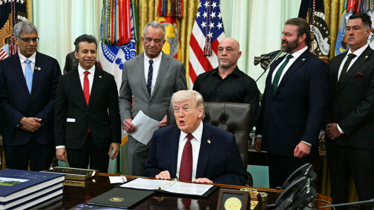 Τραμπ για Ιράν: Πήγαν να παίξουν παιχνίδια, αλλά οι συνομιλίες εξελίσσονται θετικά - «Δεν μπορούν να μας εκβιάσουν με τα Στενά του Ορμούζ»