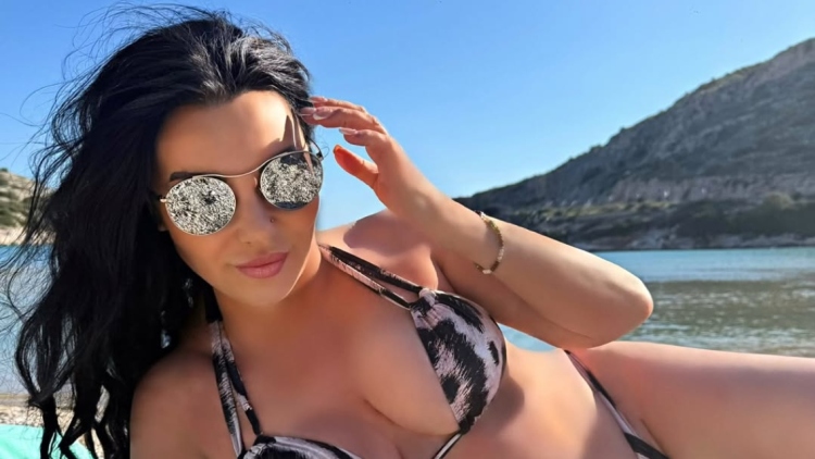 Η Πόπη Μαλλιωτάκη ποζάρει με μπικίνι στην παραλία: «Το καλοκαίρι δεν ήρθε ακόμα,  αλλά εγώ ναι»