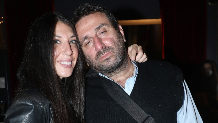 Ηλίας Βαλάσης: Είμαι ερωτευμένος με τη γυναίκα μου και τη λατρεύω, τα έχω αφήσει όλα πάνω της