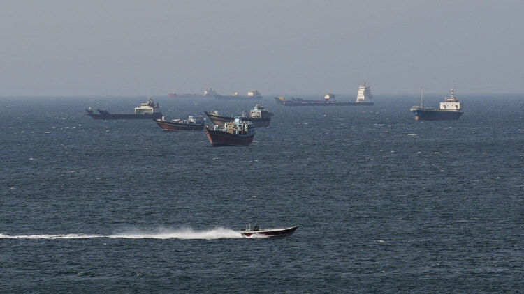 Τουλάχιστον έξι πλοία πέρασαν από τα Στενά του Ορμούζ το τελευταίο 24ωρο