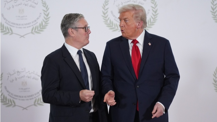 O Τραμπ απειλεί τη Βρετανία με δασμούς για τον φόρο στις Big Tech 