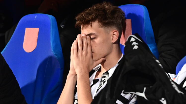 Η απογοήτευση στα πρόσωπα των παικτών του ΠΑΟΚ και του Λουτσέσκου μετά την ήττα στον τελικό Κυπέλλου από τον ΟΦΗ