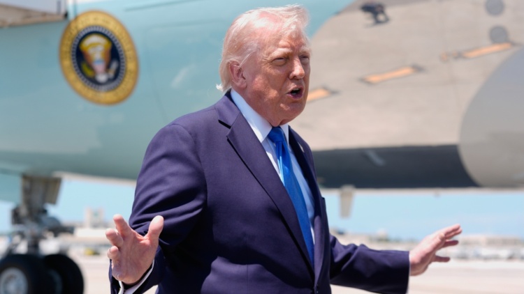 Τραμπ μετά την ακύρωση της αποστολής στο Πακιστάν για τις συνομιλίες με Ιράν: «Έχουμε όλα τα χαρτιά, αν θέλουν να μιλήσουν ας τηλεφωνήσουν»  