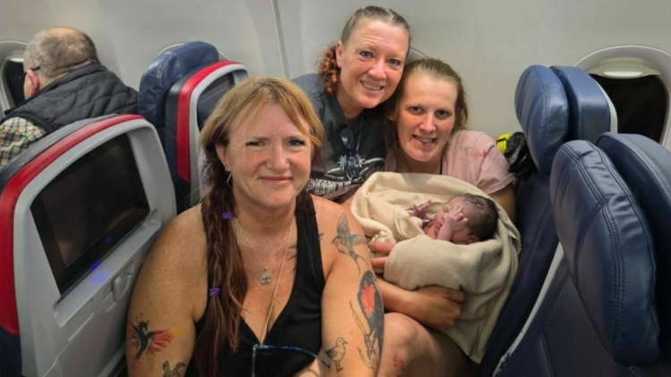 Επιβάτιδα της Delta Air Lines γέννησε μέσα στο αεροπλάνο πριν την προσγείωση στο Πόρτλαντ
