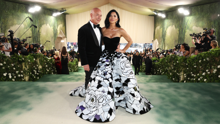 Πώς Μπέζος και Σάντσεθ μετέτρεψαν το Met Gala σε πεδίο μάχης ανάμεσα στην ελίτ της μόδας και τους tech billionaires
