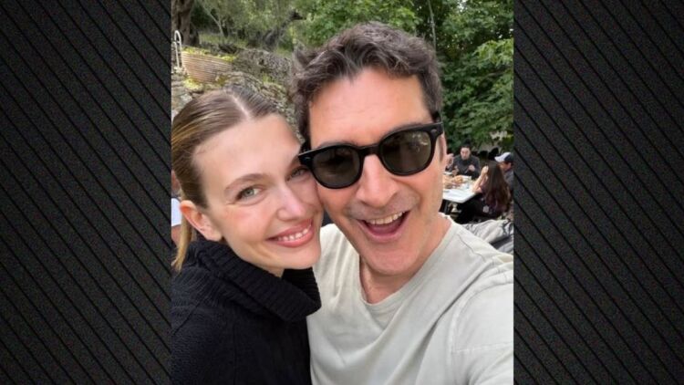 Η Κλέλια Ανδριολάτου αγκαλιά με τον Χριστόφορο Παπακαλιάτη στα γυρίσματα του Maestro