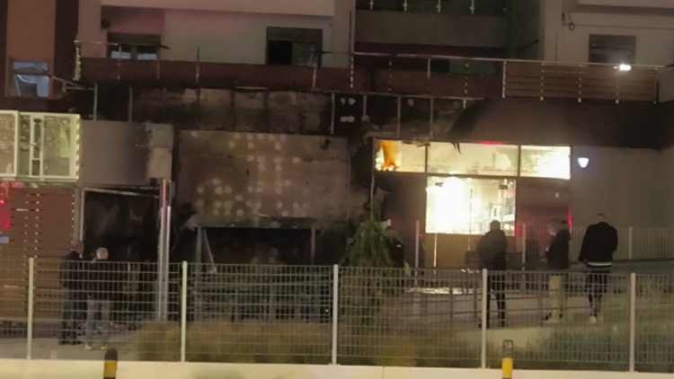 Φωτιά σε σούπερ μάρκετ στα Κάτω Πατήσια, δείτε φωτογραφίες