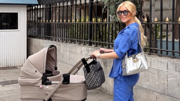 Η βόλτα της Κατερίνας Καινούργιου με την κόρη της: Στην Αθήνα μαζί σου, γράφει